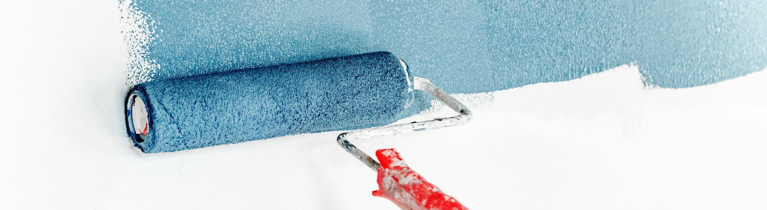 Innenanstrich – Wandgestaltung Farbrolle beim gleichmäßigen Streichen einer Innenwand.