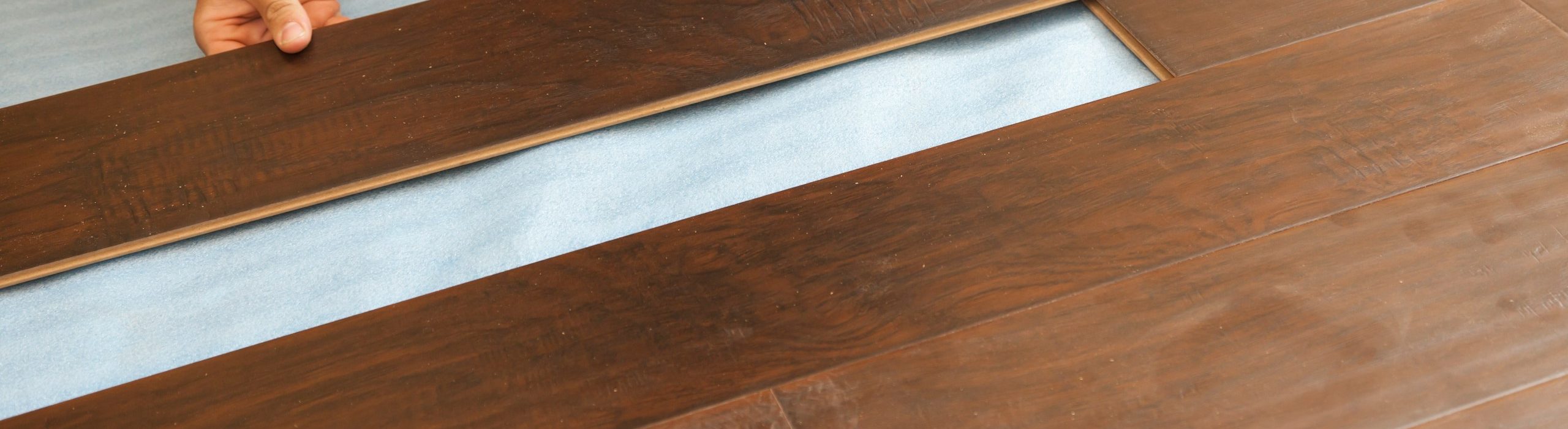 Bodenbelag verlegen Verlegung eines Bodenbelags in Holzoptik mit passgenauen Anschlüssen.